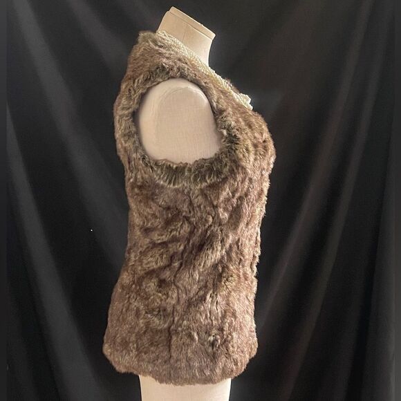 Chic Faux Fur Clasp Closure Vest - Picture 2 of 3